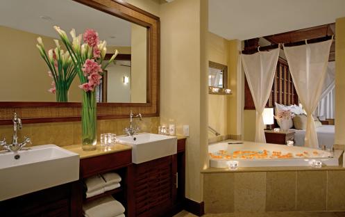 Dreams Riviera Cancun Resort & Spa-Preferred-Club-Ocean-Front-Honeymoon-Suite-3_4413